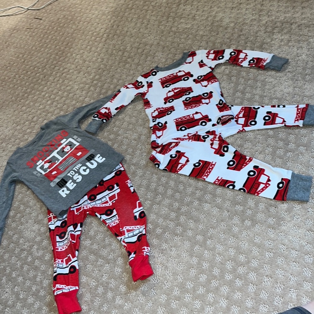 Set of 2 pairs— 12m Carters boys Jammie’s